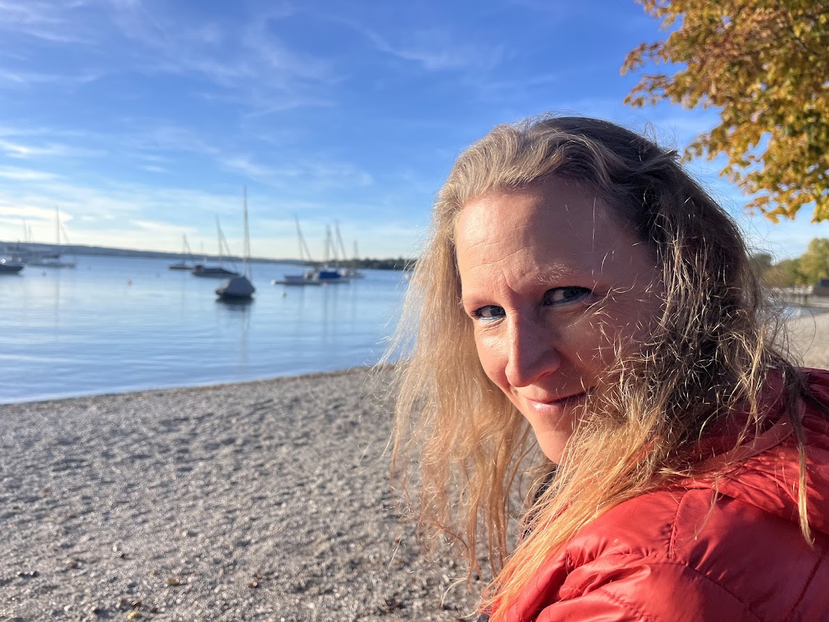 Sabine Rost am Seeufer im 5-Seen-Land